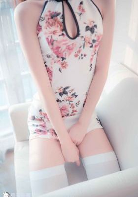 不系纽扣的女孩