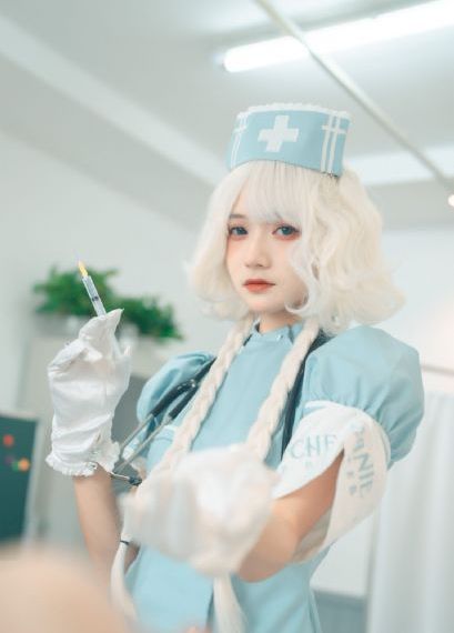 一脸嫌弃表情的妹子给你看胖次